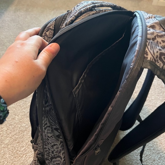 Dakine Campus Premium 28L Backpack in Petal Maze - Picture 7 of 8